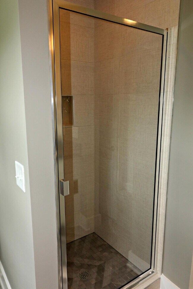 Foto del edificio - Spacious 4-Bedroom home minutes walk from the park!