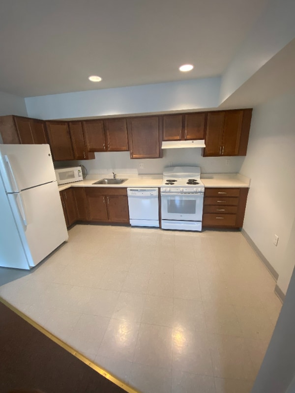 Building Photo - 1300 Lindley Ave