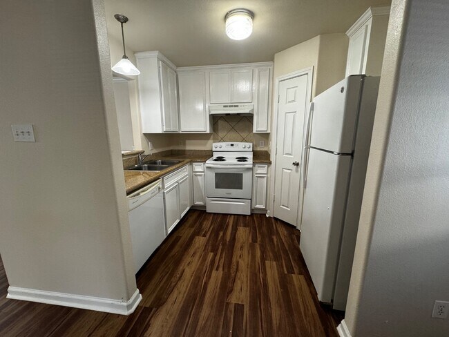 Foto del edificio - 24595 Gilbert Dr