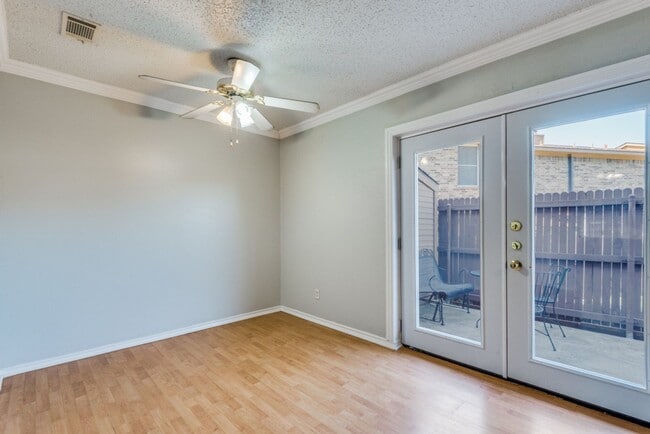 Building Photo - 3 Bedroom Condo for Lease