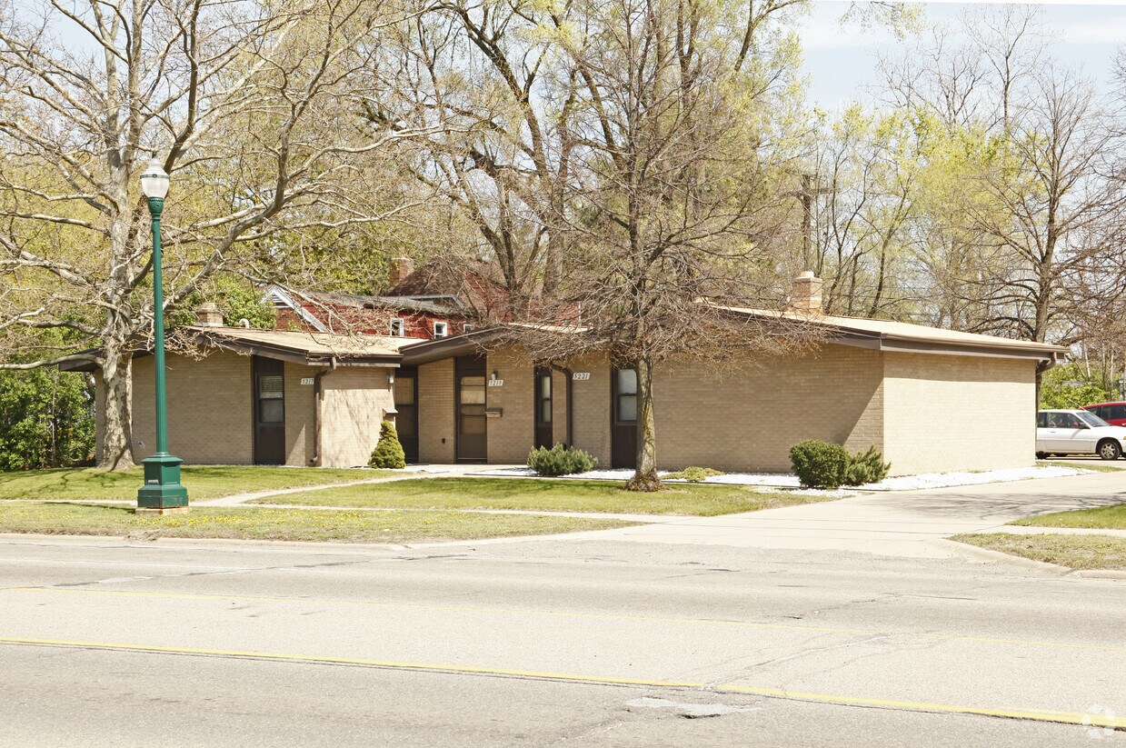 Foto del edificio - 5215-5239 S Wayne Rd