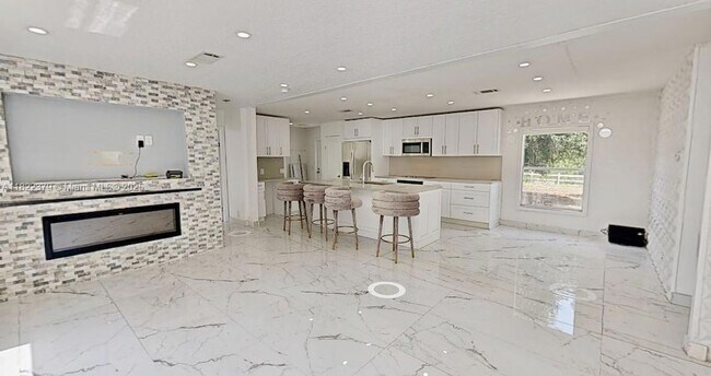 Foto del edificio - 720 N Riverside St