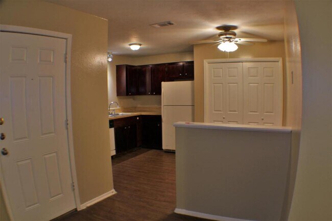 Building Photo - 2717 Sprucewood B