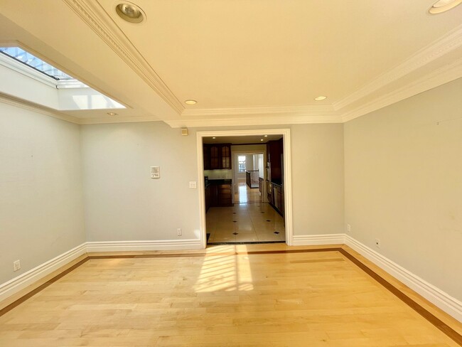 Building Photo - Spacious Bi-Level Top Floor 2BR + Sunroom/...