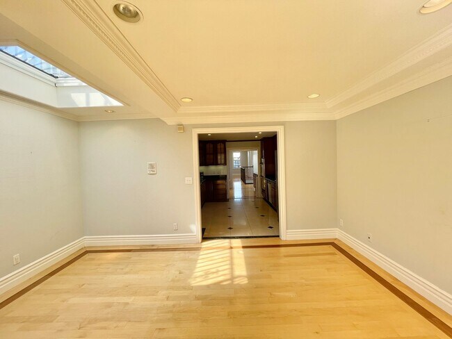 Foto del edificio - Spacious Bi-Level Top Floor 2BR + Sunroom/...