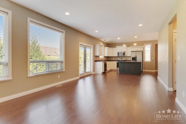 Photo du bâtiment - Comfortable & Spacious 3 Bed, 1 Den, & 2.5 Bath - Upper 2 floors of Home for Rent in Promontory!