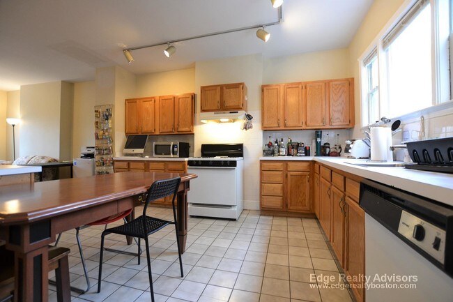 Building Photo - 14 Woodmont St