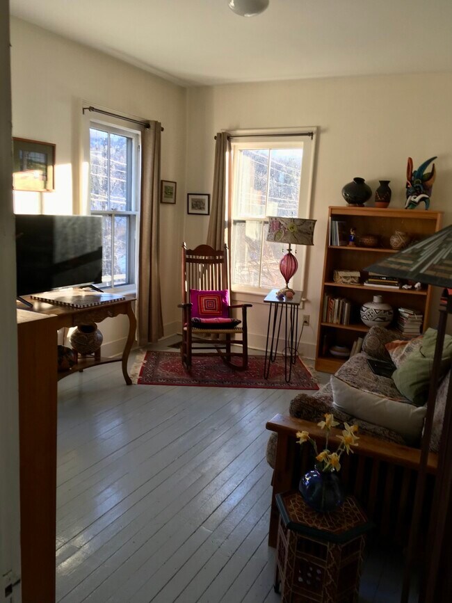 Living room - 560 W Woodstock Rd