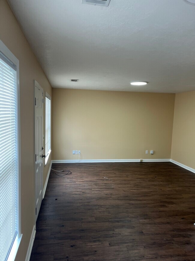 Building Photo - 2707 Landing Loop Dr