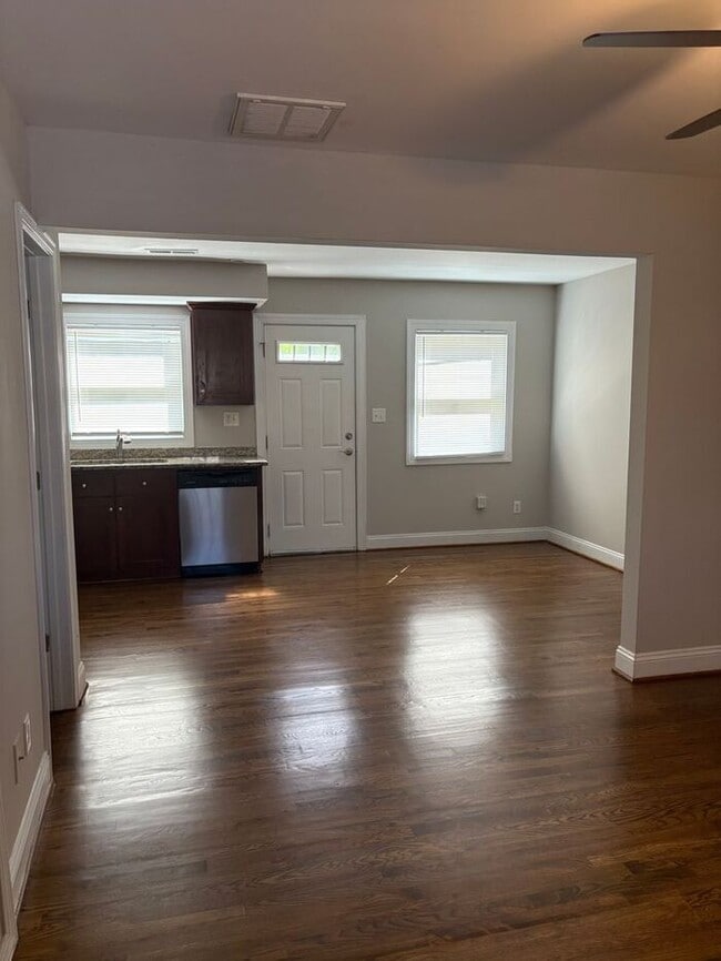 Building Photo - Spacious 2 Bedroom Townhome