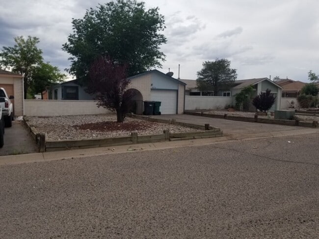 Foto del edificio - 4216 Russel Ct NE