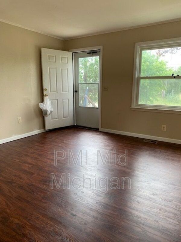 Building Photo - 1201 Dowagiac Ave