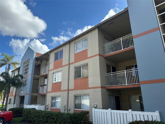 Foto del edificio - 18840 NW 57th Ave