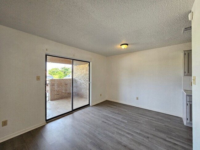 Building Photo - 1815 Cedarhill Dr