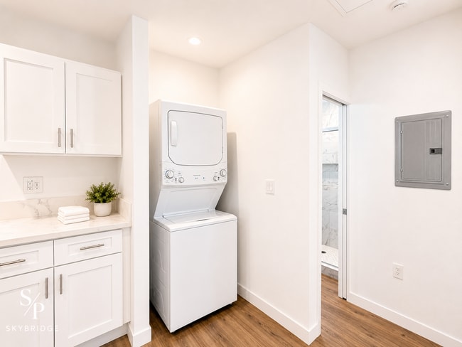 Building Photo - Charming 1-Bedroom ADU with Hardwood Floors – Downey Living at Its Best!