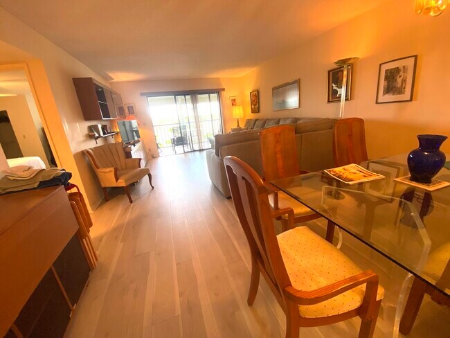 Foto del edificio - 7260 Kinghurst Dr