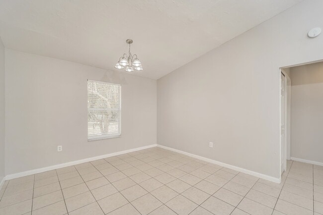Building Photo - 2122 SE 6th Ln