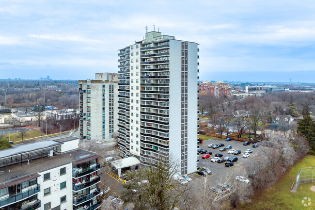 Photo du bâtiment - 30 Speers Road Apartments