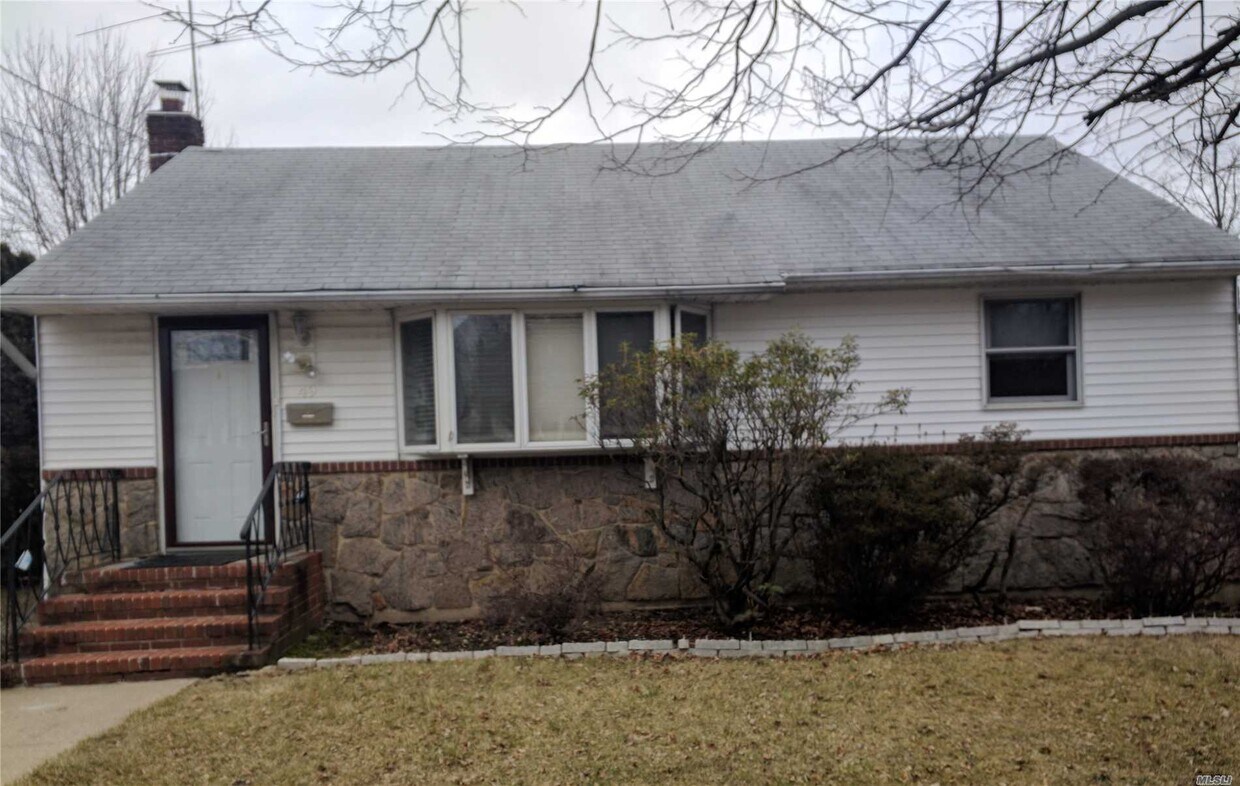 Primary Photo - 49 Gardner Ave