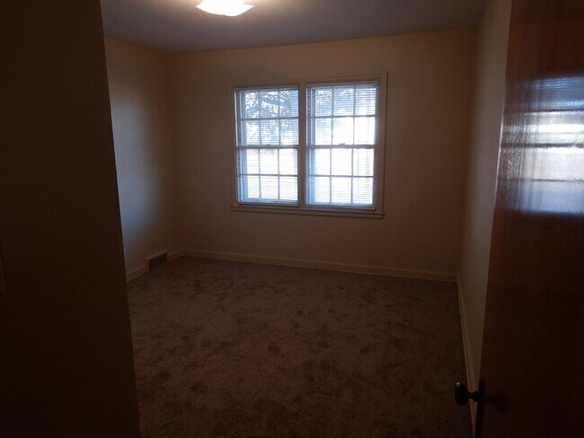 main bedroom - 407 S Jeffers St
