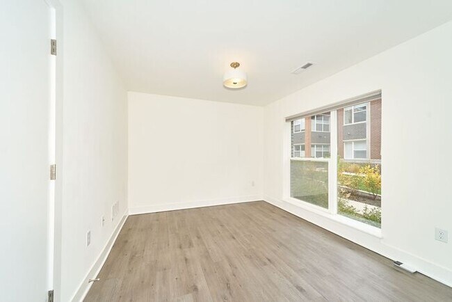 Foto del edificio - Like New Townhome With Your Own Rooftop Views of Downtown Indy!