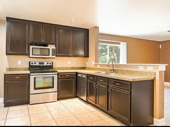 Building Photo - Beautiful 3 Bedroom 2.5 bath Two-Story Hom...