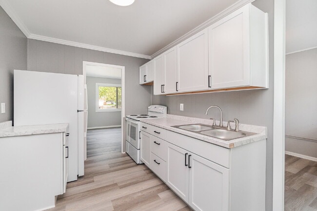 Building Photo - 2- Bedroom Single family home Only $1250/M...