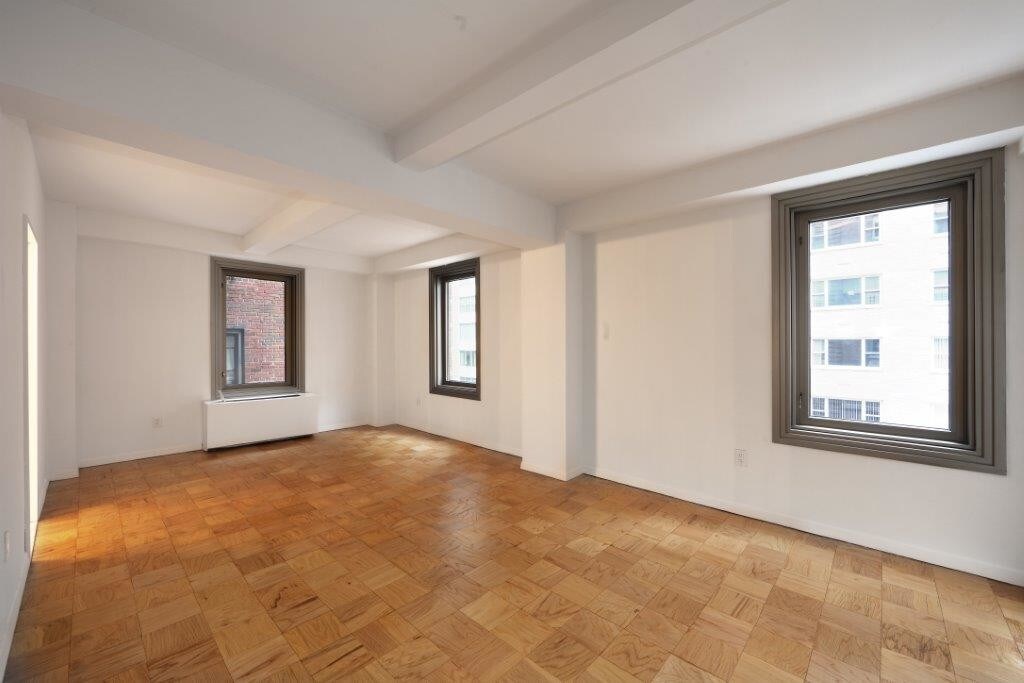 Primary Photo - 100 W 55th St