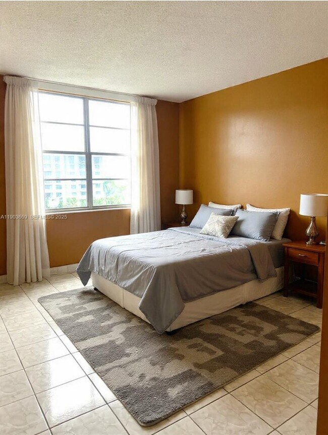 Foto del edificio - 2025 NE 164th St