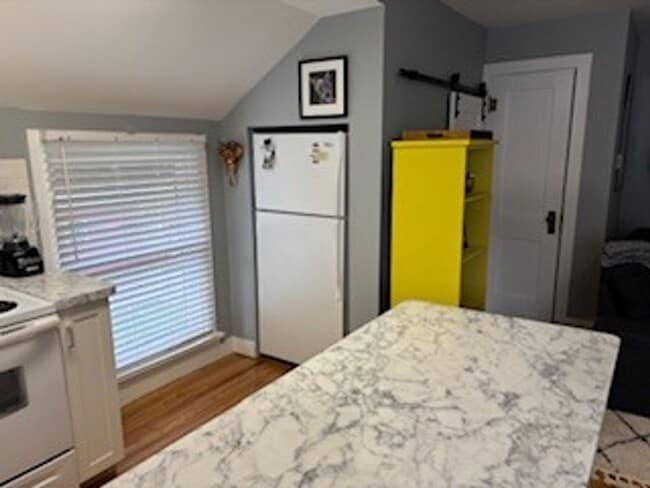 Foto del edificio - Beautiful, Spacious Studio – Fully Remodel...