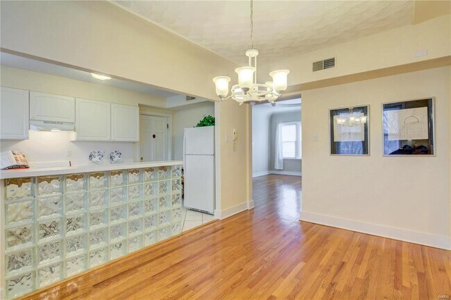 Foto del edificio - 7739 Kingsbury Blvd