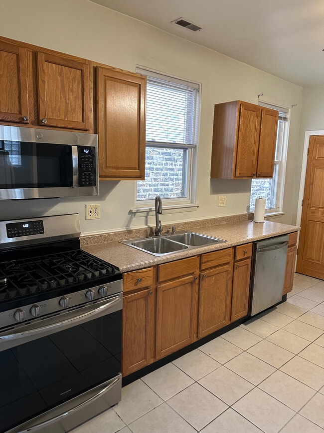 Kitchen - 3112 S May St