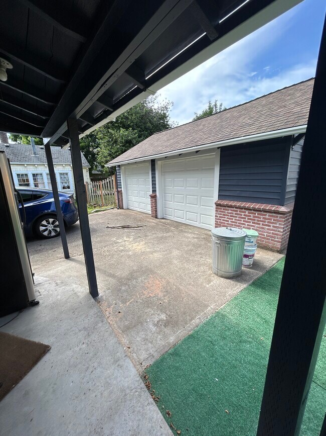 Garage - 504 W Fourth Plain Blvd