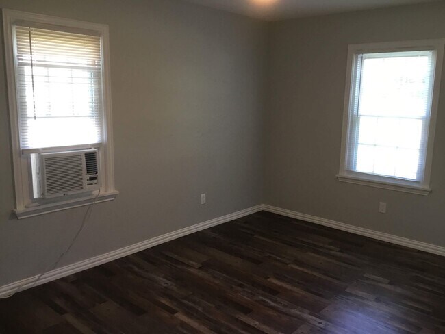 Foto del edificio - Completely remodeled 1 bedroom, 1 bath duplex!