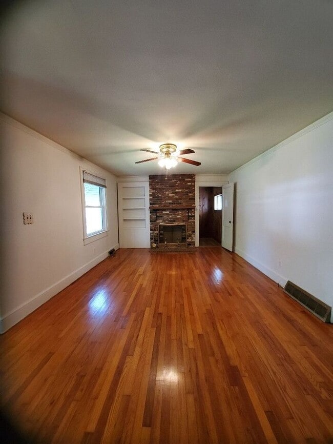 Building Photo - 204 S Texas Ave
