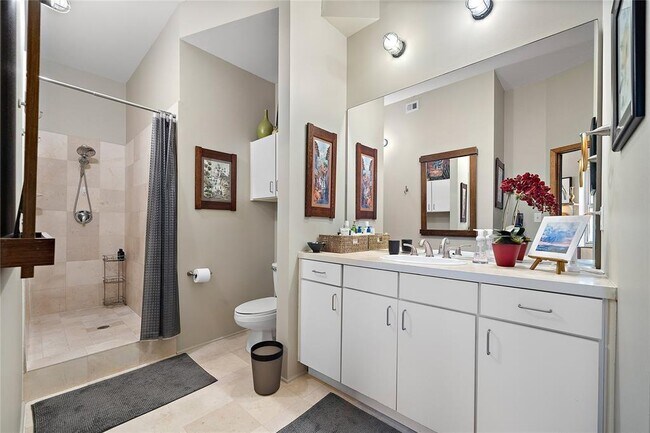 Building Photo - 705 Main St