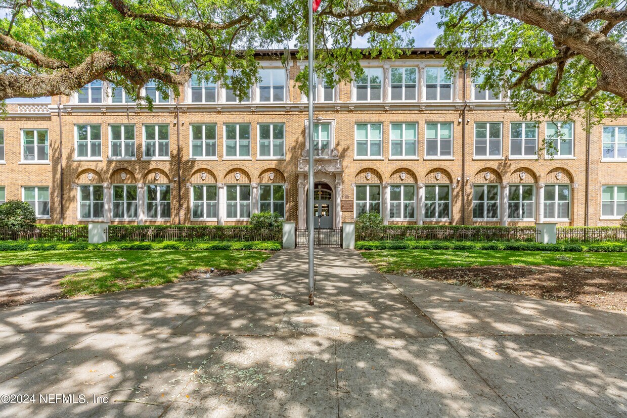 Primary Photo - 2525 College St