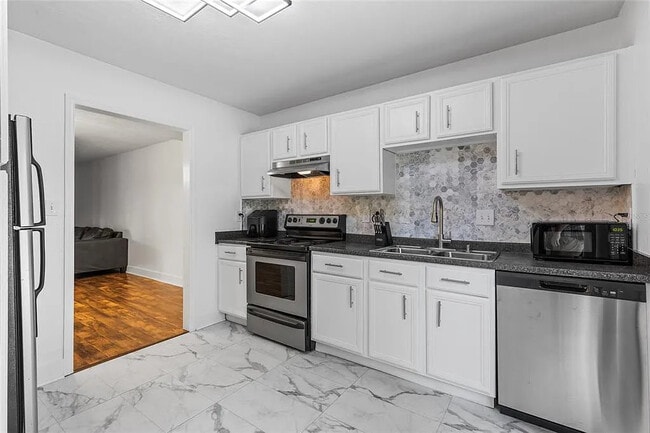 Kitchen - 507 NW 39th Rd