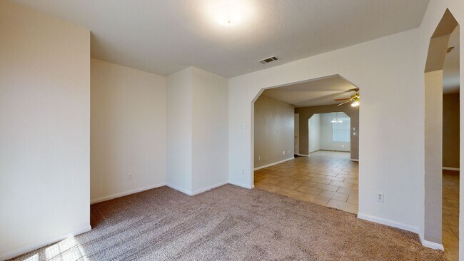 Foto del edificio - PRICE IMPROVEMENT NOW ONLY $1475 + FREE OC...