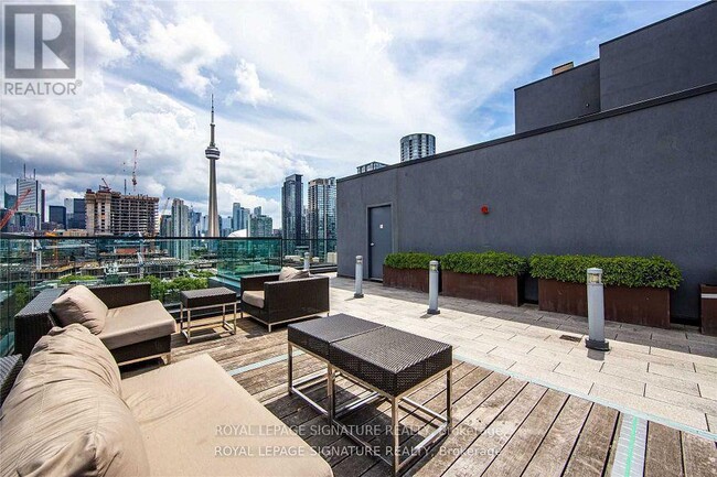 Photo du bâtiment - 560 Front St W