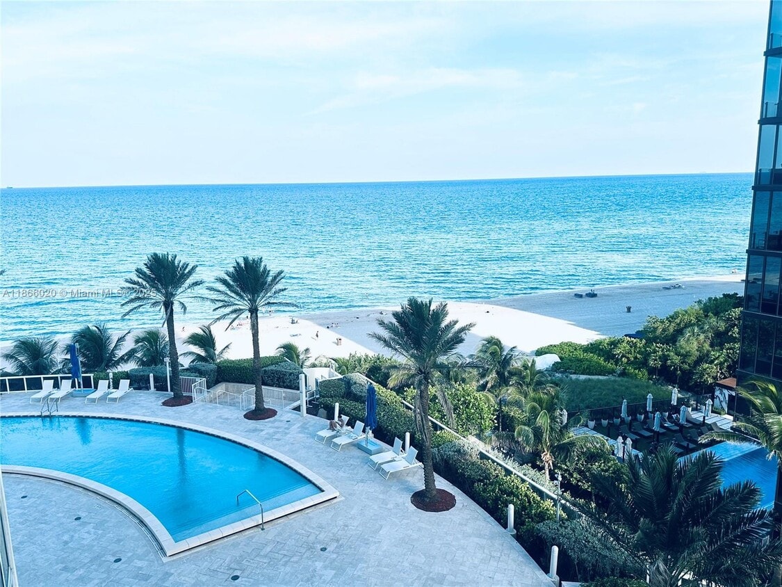 Foto principal - 17201 Collins Ave