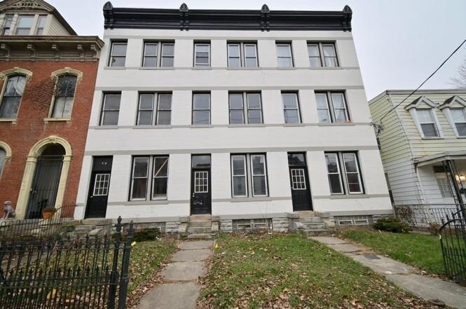 Primary Photo - 918-920 Washington Ave