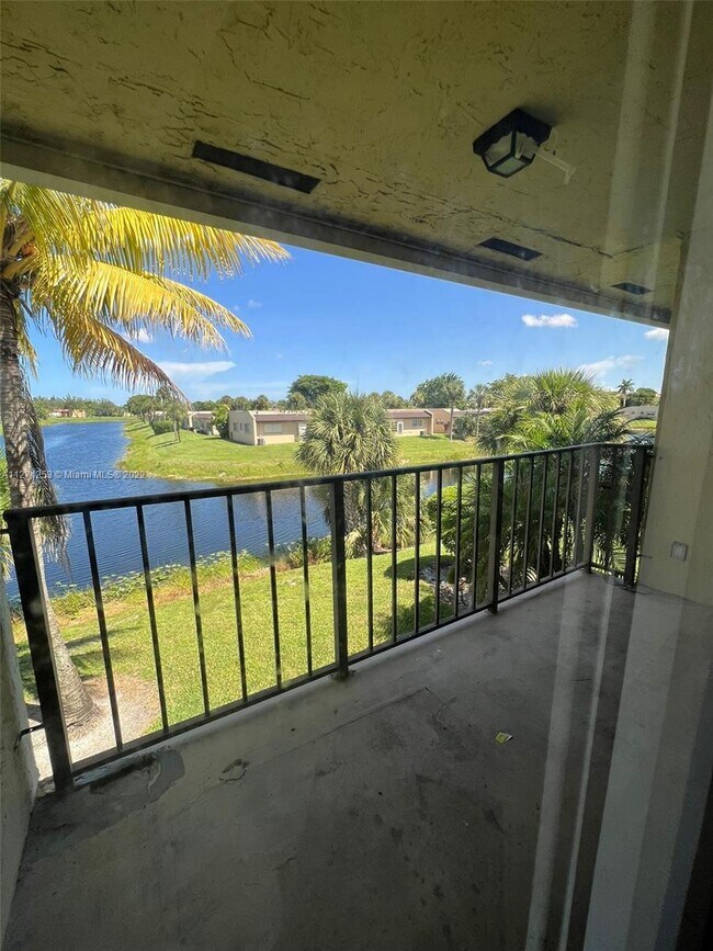 Foto del edificio - 1504 Lake Crystal Dr
