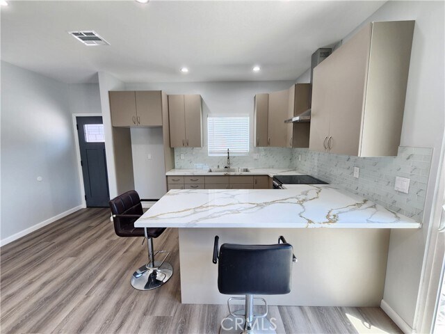 Foto del edificio - 15520 Tupper St