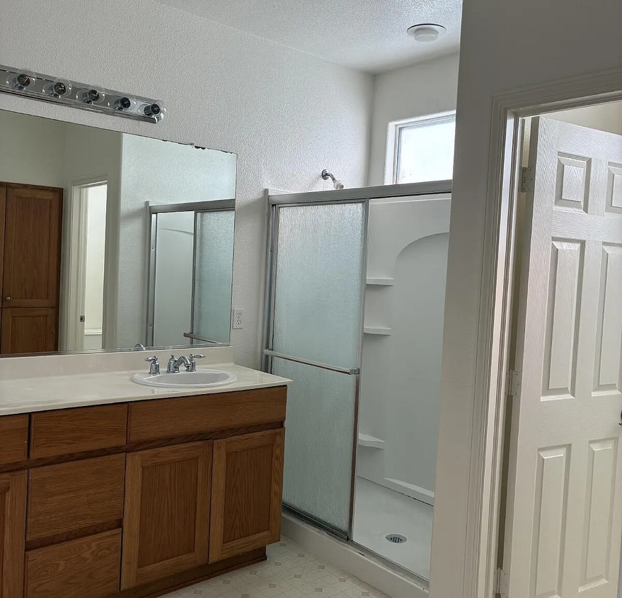 Spacious 4-Bedroom Haven with 2 Baths - Spacious 4-Bedroom Haven with 2 Baths