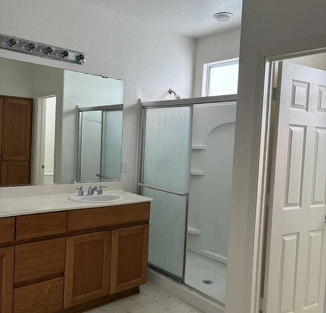 Spacious 4-Bedroom Haven with 2 Baths - Spacious 4-Bedroom Haven with 2 Baths Apartment
