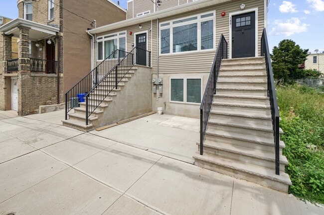 Building Photo - 1400 9th St