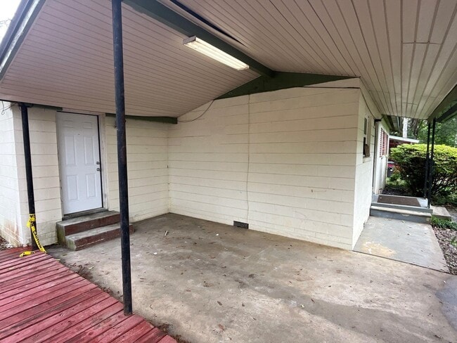 Building Photo - 1641 Airport Dr