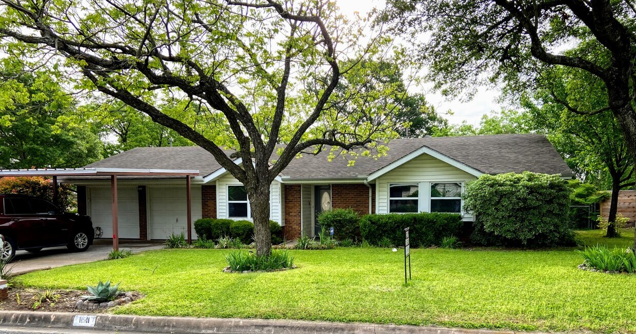Foto principal - 11511 N Oaks Dr