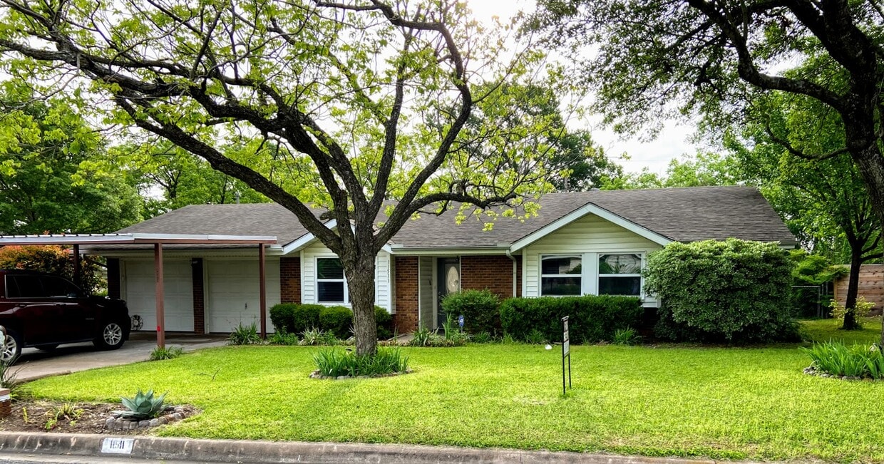 Primary Photo - 11511 N Oaks Dr